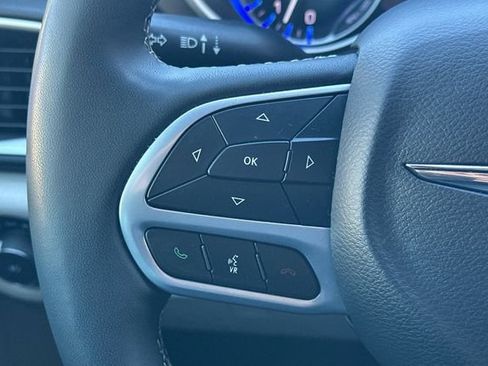 Used 2024 Chrysler Pacifica Touring-L image 28