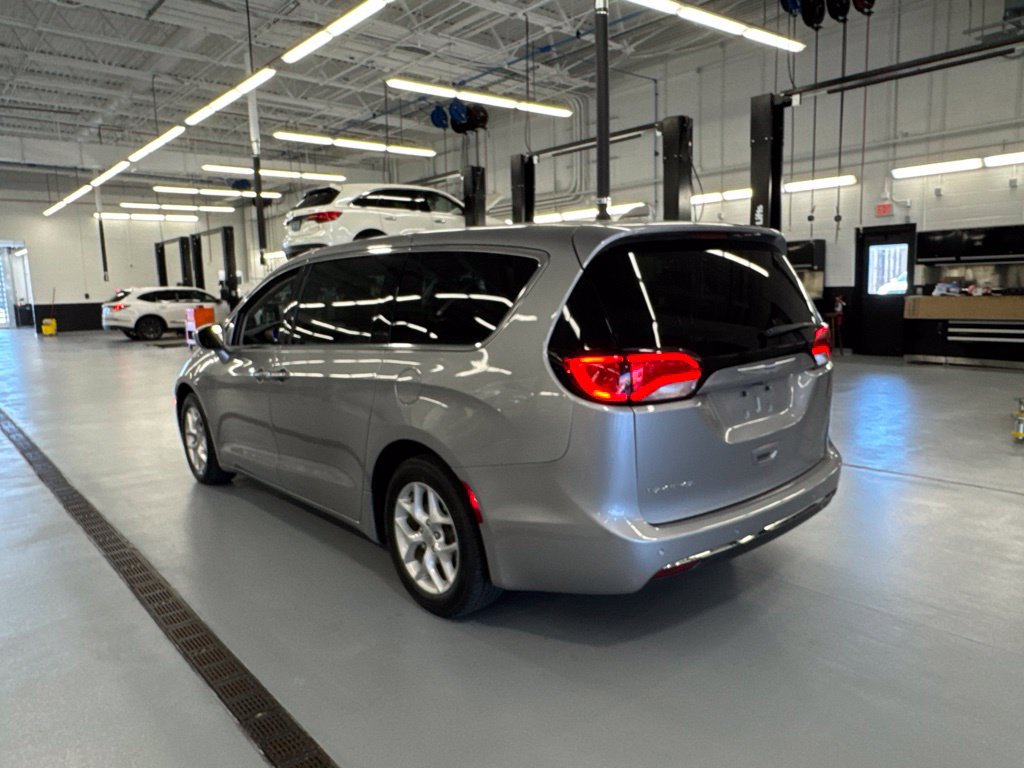 Used 2018 Chrysler Pacifica Touring Plus w/ Tire & Wheel Group FWD image 9