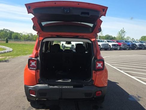Used 2020 Jeep Renegade Altitude w/ UConnect 8.4 Nav Group FWD image 10
