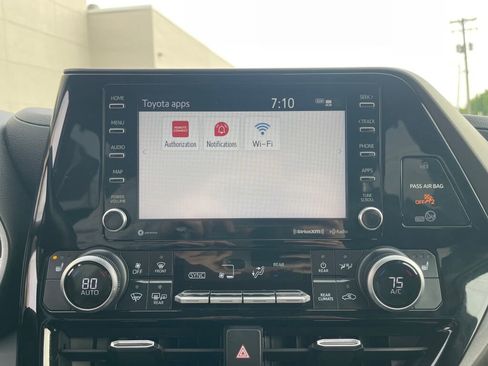 Used 2021 Toyota Highlander XLE AWD/4WD image 12