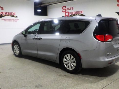 Used 2019 Chrysler Pacifica L FWD image 2