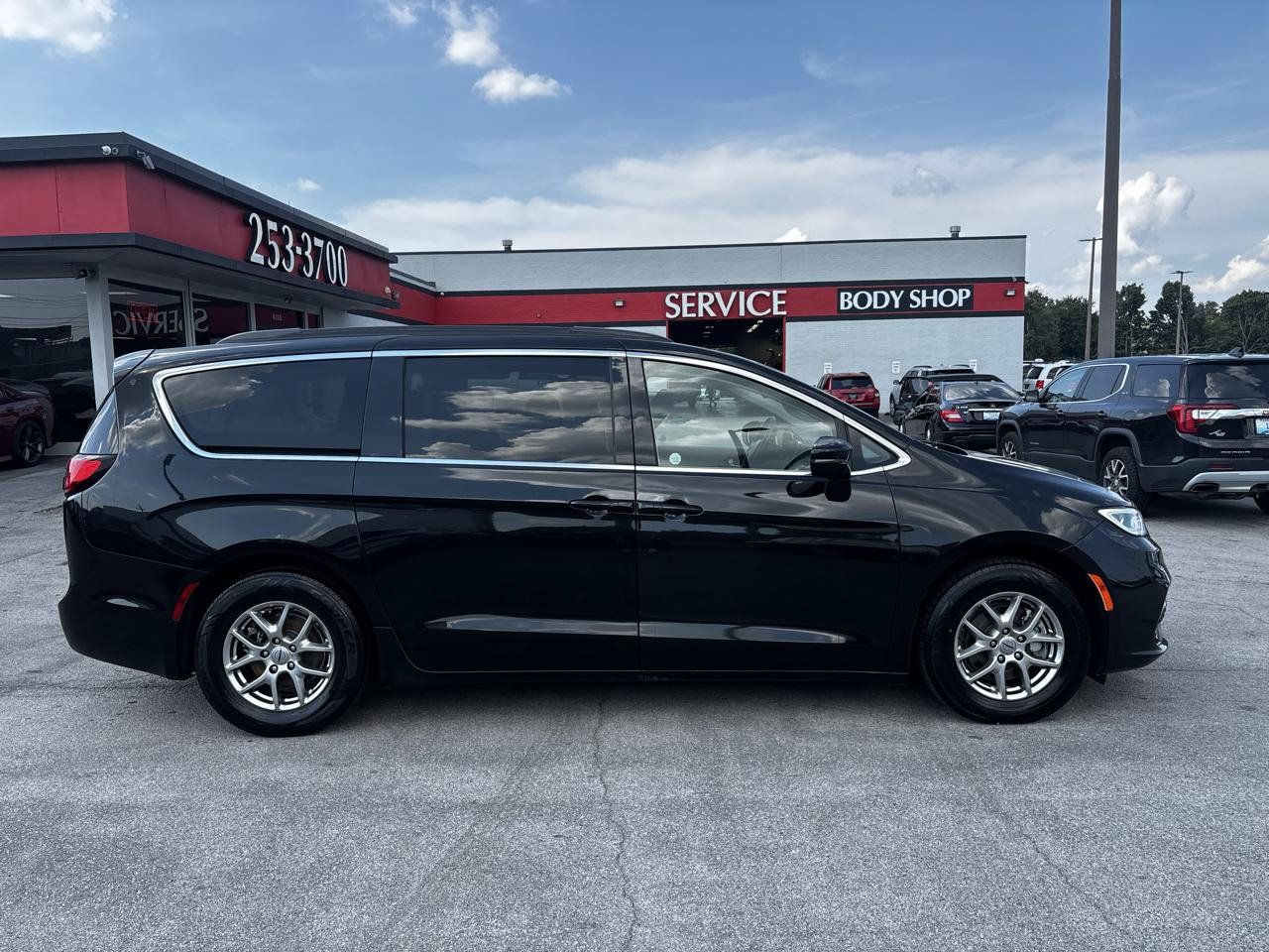 Used 2021 Chrysler Pacifica Touring FWD image 2