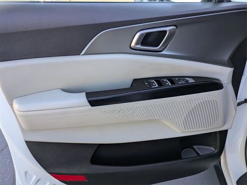 Used 2024 Kia Carnival LX image 11