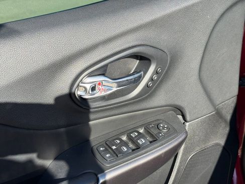 Used 2019 Jeep Cherokee Limited AWD/4WD image 11