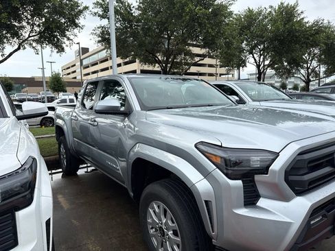 Used 2025 Toyota Tacoma SR5 AWD/4WD image 2