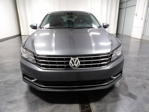 Used 2018 Volkswagen Passat 2.0T SE FWD image 2