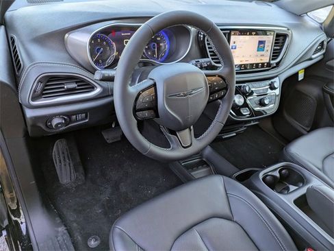 New 2026 Chrysler Pacifica Select image 10
