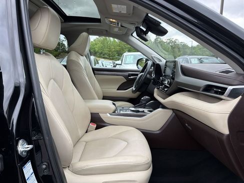 Used 2021 Toyota Highlander Limited image 18