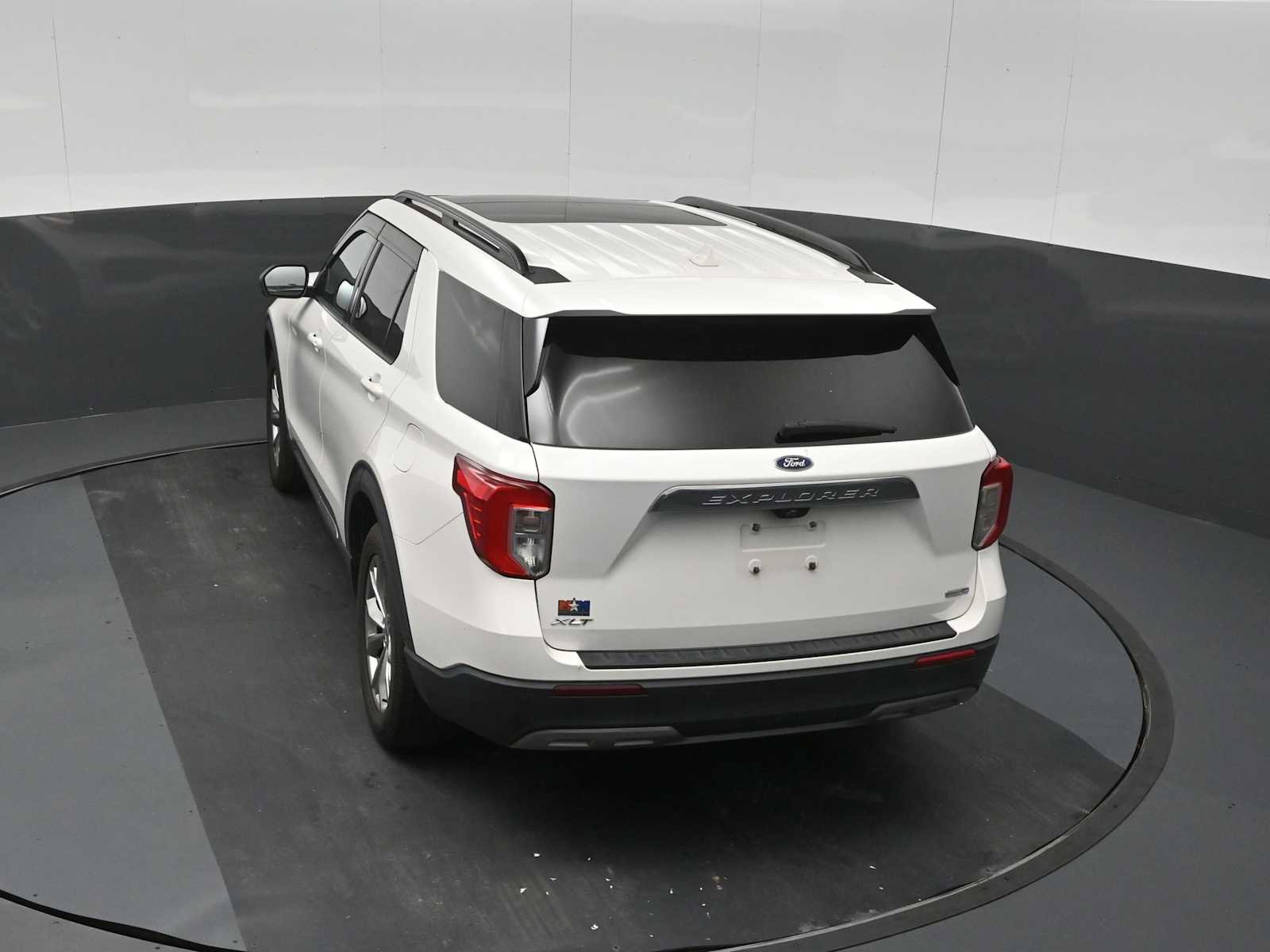 Used 2020 Ford Explorer XLT w/ Equipment Group 202A AWD/4WD image 22