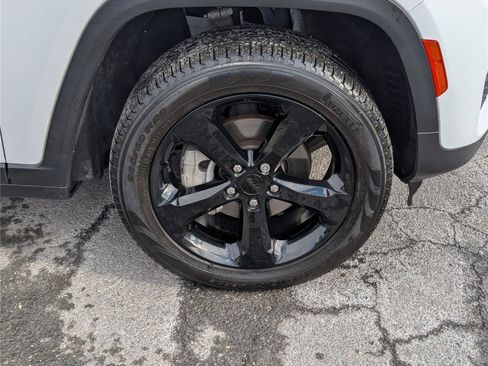 Used 2023 Jeep Grand Cherokee Limited w/ Black Appearance Package image 9