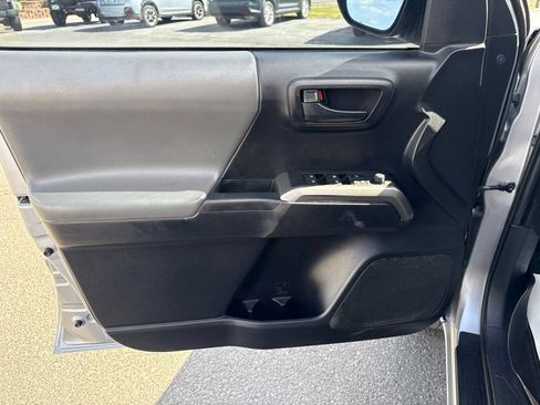Used 2020 Toyota Tacoma SR5 AWD/4WD image 15