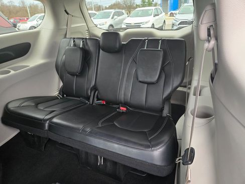 Used 2024 Chrysler Pacifica Touring-L image 9