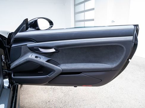 Used 2022 Porsche 718 Cayman GT4 RWD image 17