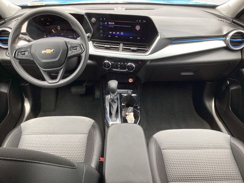 Used 2025 Chevrolet Trax LT FWD image 4