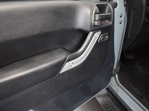 Used 2015 Jeep Wrangler Unlimited Rubicon w/ Connectivity Group image 11