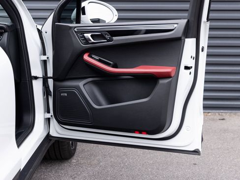 Certified 2024 Porsche Macan Base image 31