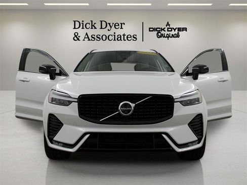 Certified 2023 Volvo XC60 B5 Ultimate w/ Climate Package image 7