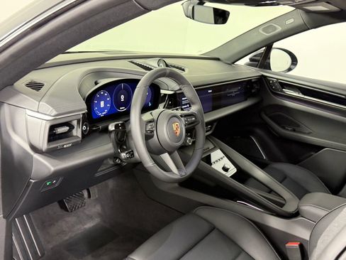 Certified 2025 Porsche Macan Electric image 4