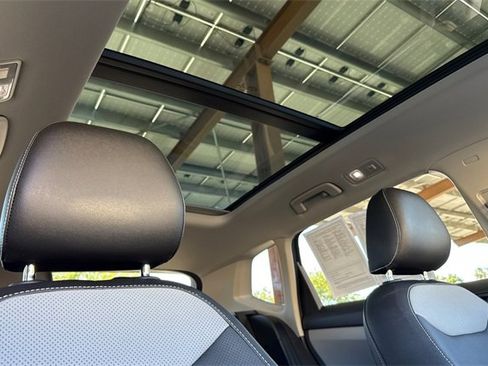 Used 2022 Volkswagen Taos SEL image 21