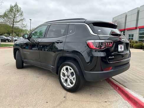 Used 2025 Jeep Compass Latitude image 8