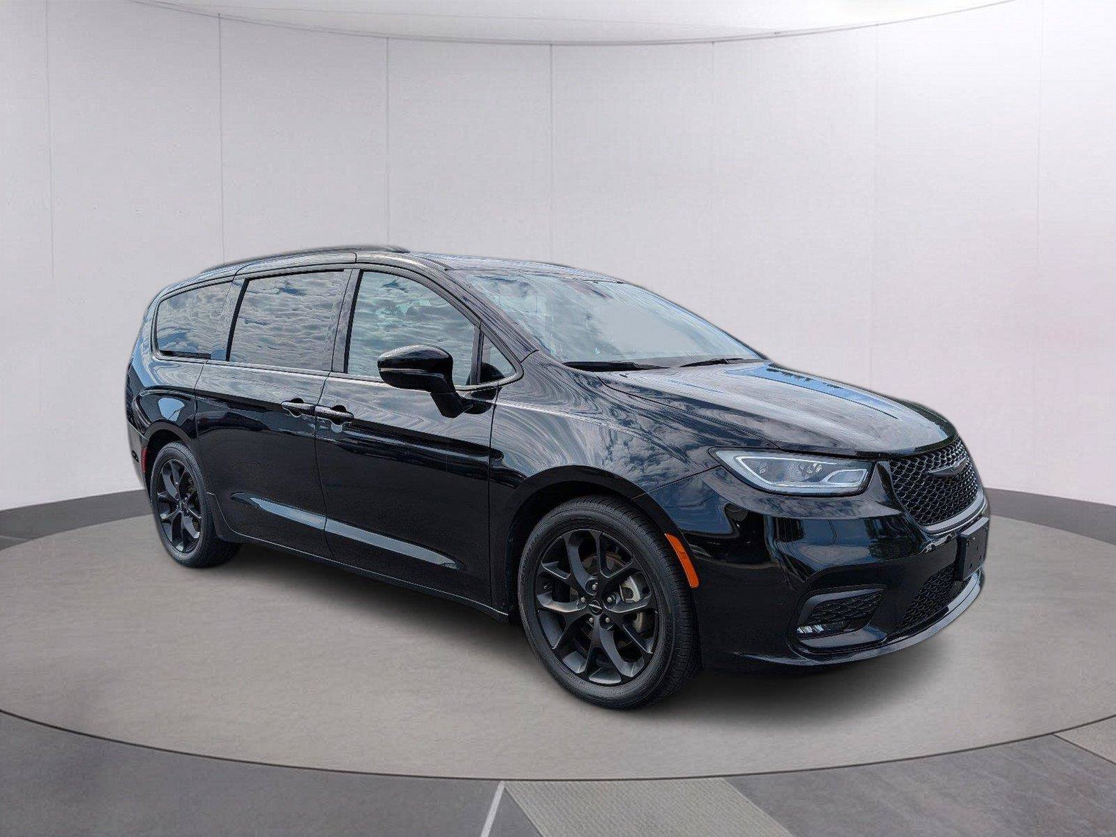 Used 2025 Chrysler Pacifica Limited FWD image 9