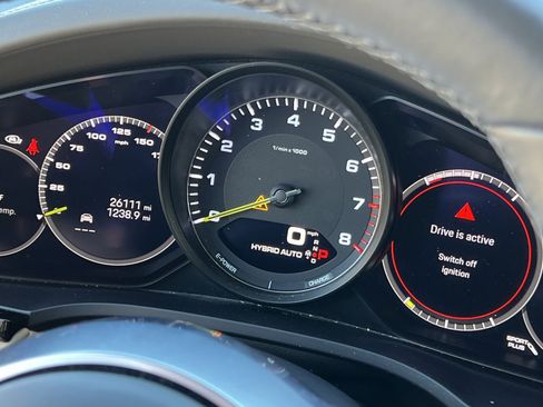 Certified 2022 Porsche Cayenne Platinum Edition image 25