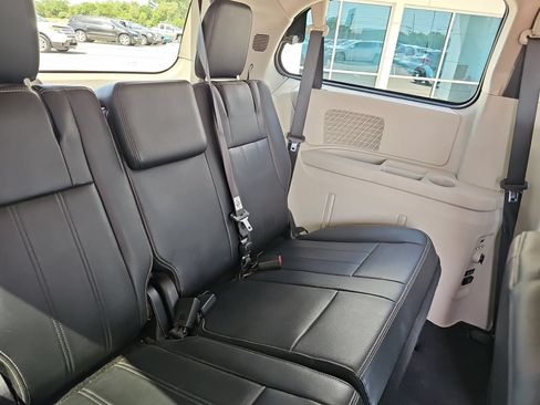 Used 2014 Chrysler Town & Country Touring FWD image 21