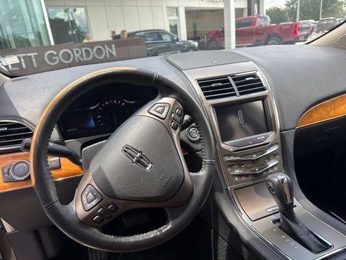 Used 2012 Lincoln MKX FWD image 3