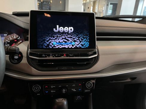 Used 2025 Jeep Compass Limited image 17