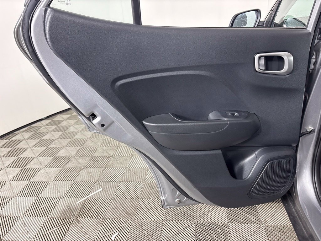 Used 2024 Hyundai Venue SEL FWD image 13