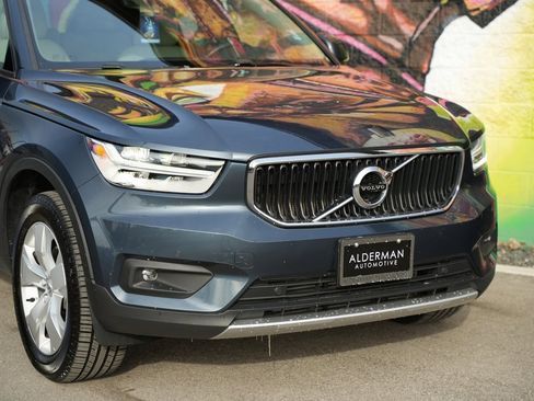 Used 2021 Volvo XC40 T5 Momentum w/ Premium Package image 2