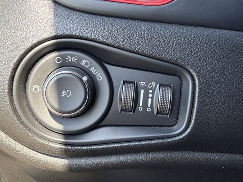 Used 2020 Jeep Renegade Trailhawk w/ LED Lighting Group AWD/4WD image 31
