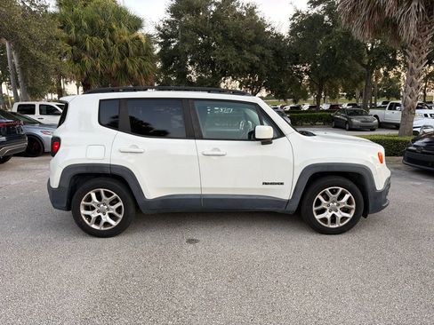 Used 2017 Jeep Renegade Latitude FWD image 4