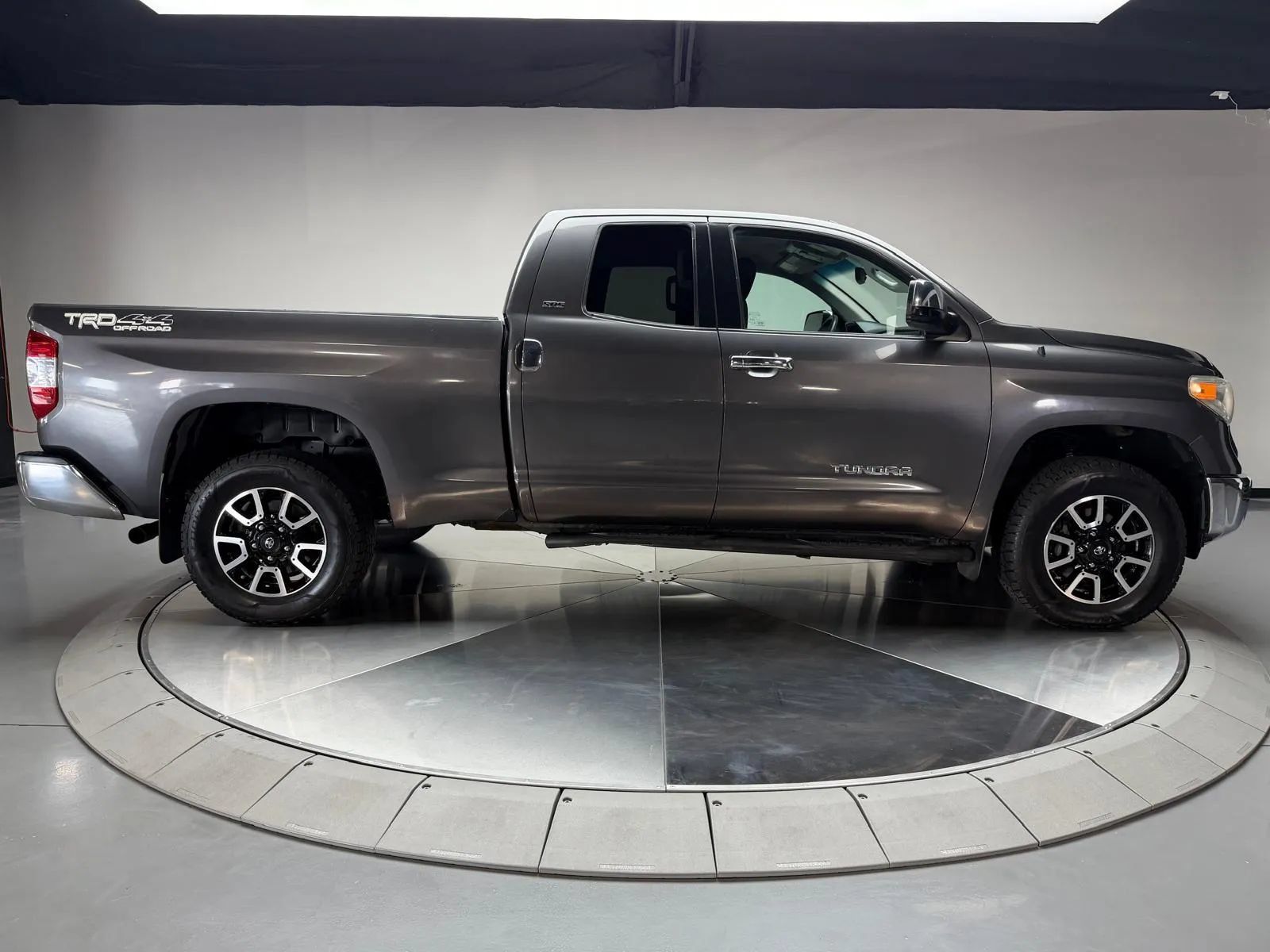 Used 2016 Toyota Tundra SR5 w/ SR5 Upgrade Package AWD/4WD image 6