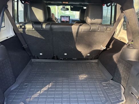 Used 2017 Jeep Wrangler Unlimited Sahara image 9