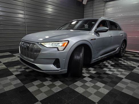 Used 2022 Audi e-tron Premium Plus image 44