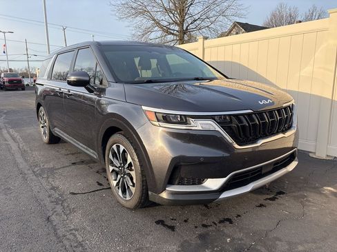 Used 2023 Kia Carnival EX image 2