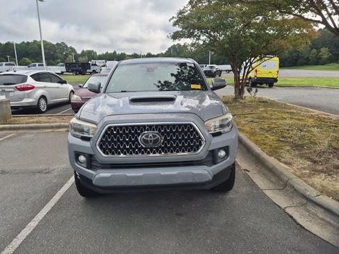 Used 2018 Toyota Tacoma TRD Sport AWD/4WD image 3