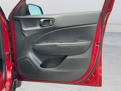 Used 2024 Hyundai Venue Limited FWD image 17
