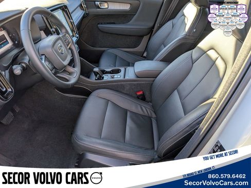 Used 2024 Volvo XC40 B5 Core image 9