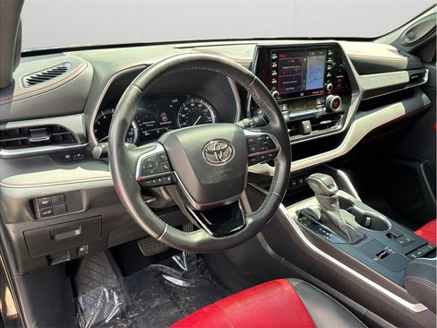 Used 2021 Toyota Highlander XSE FWD image 6