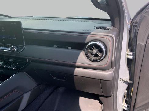 Used 2025 Chevrolet Colorado Z71 w/ Z71 Convenience Package 2 AWD/4WD image 19