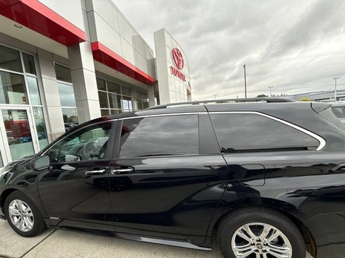 Certified 2021 Toyota Sienna XSE w/ XSE Plus Package AWD/4WD image 8