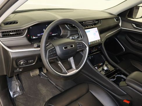 Used 2023 Jeep Grand Cherokee Limited w/ Black Appearance Package image 28