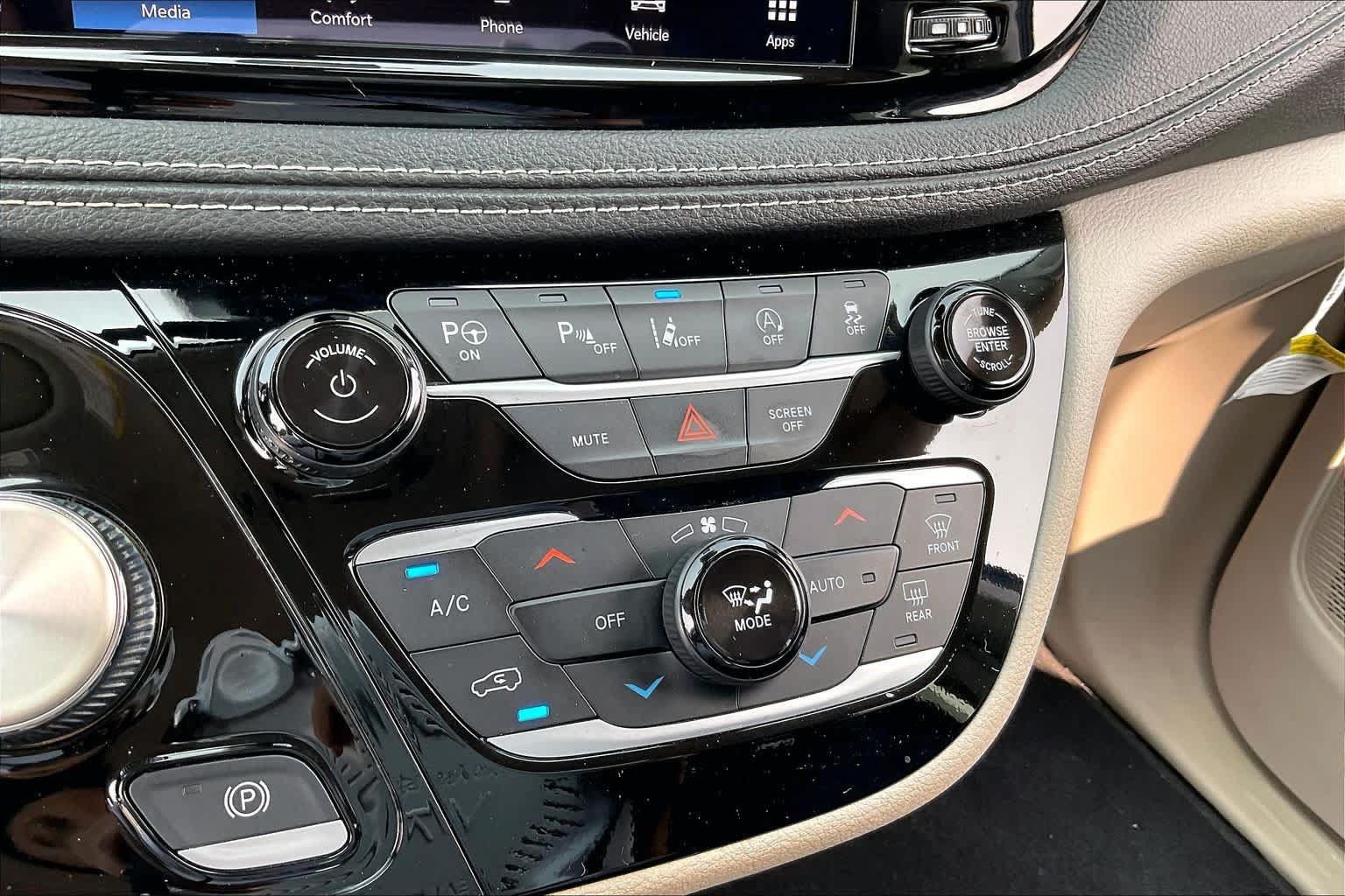 Used 2023 Chrysler Pacifica Touring-L FWD image 28