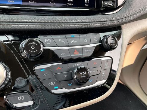 Used 2023 Chrysler Pacifica Touring-L FWD image 28