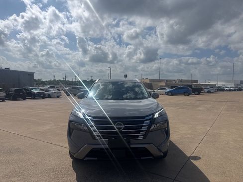 Certified 2025 Nissan Rogue SL w/ SL Premium Package image 4