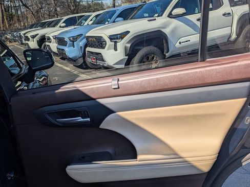 Used 2021 Toyota Highlander XLE image 17