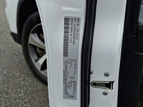 Used 2022 Jeep Cherokee Limited w/ Mopar Interior Package image 27