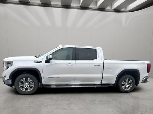 Used 2022 GMC Sierra 1500 SLT w/ SLT Convenience Package AWD/4WD image 2